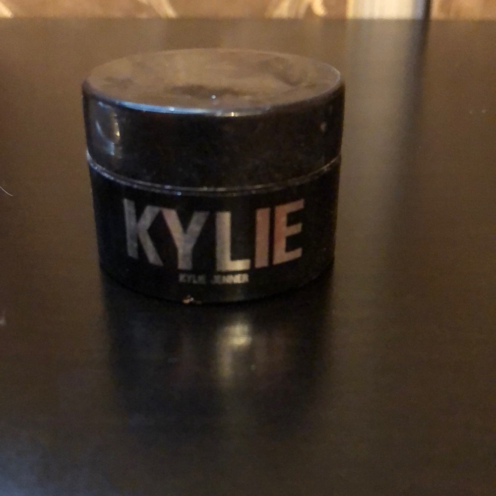 Kylie loose highlighter in color Wisteria